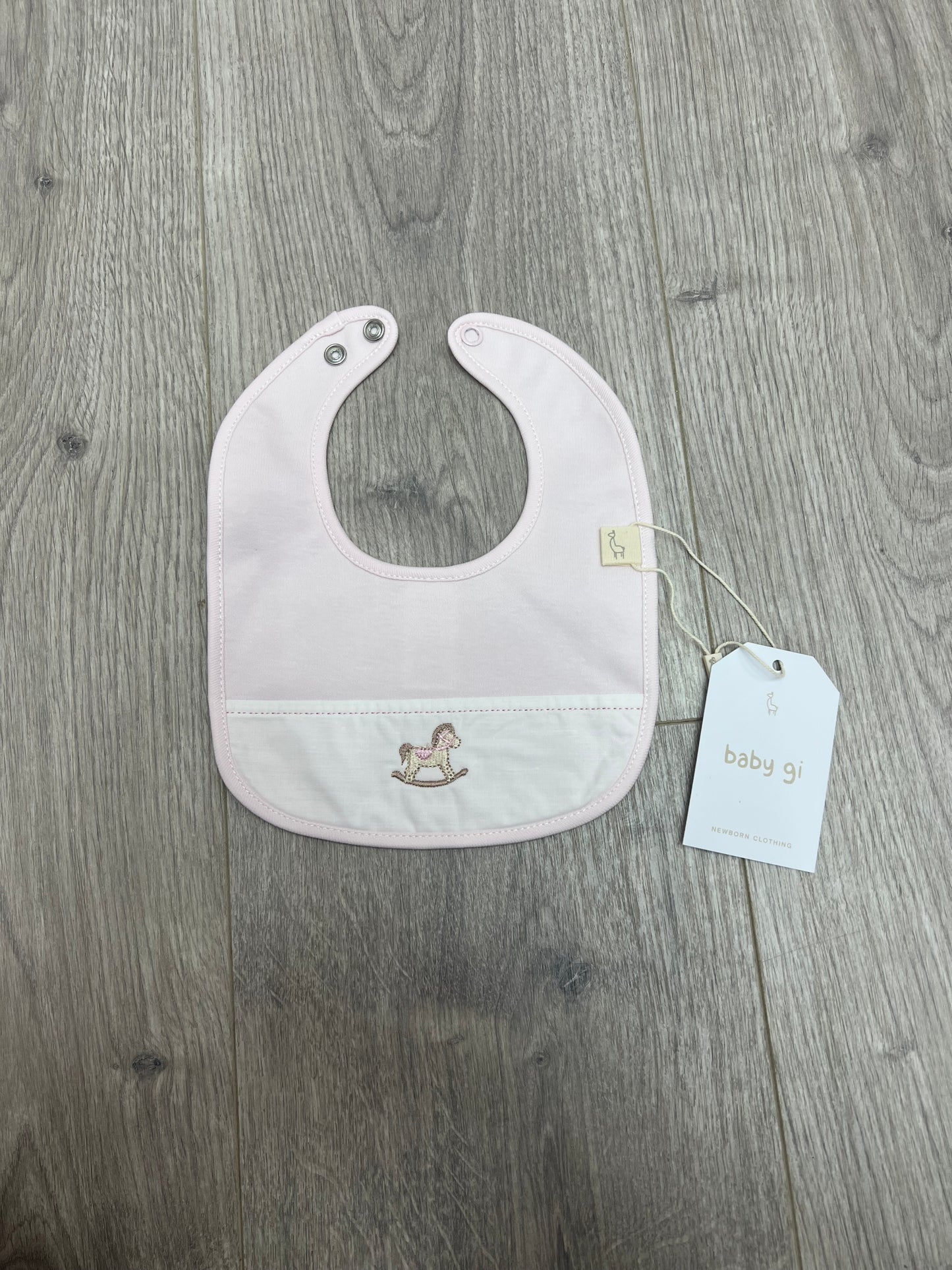 Baby gi AW25 - pink rocking horse bib