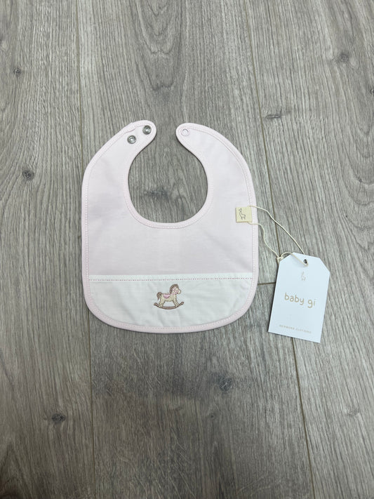 Baby gi AW25 - pink rocking horse bib