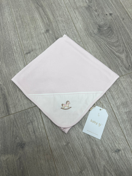 Baby gi AW25 - pink rocking horse blanket